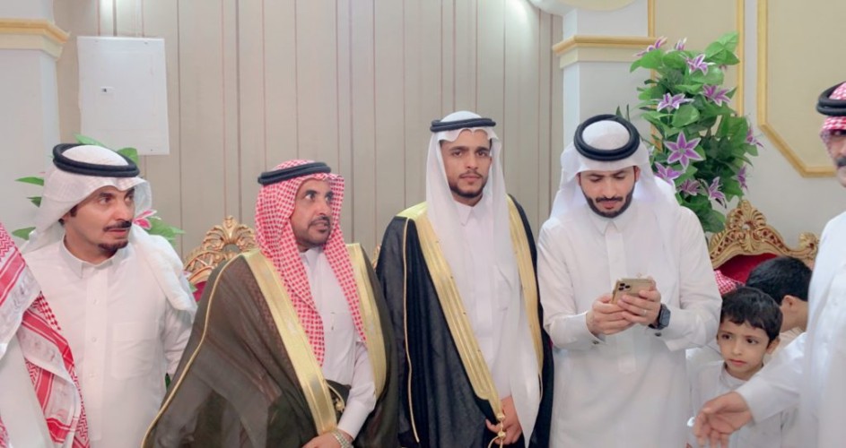 بالصور،، الشاب ” أبراهيم بن غثي “ يحتفل بزواجه على كريمة المرحوم له بأذن الله عايض بن ذياب بن شويلع وسط أجواء عائلية مختصرة