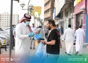 توجيه من “الغذاء والدواء” للمصانع بضرورة زيادة انتاج المعقمات والكمامات الطبية توجيه من “الغذاء والدواء” للمصانع بضرورة زيادة انتاج المعقمات والكمامات الطبية