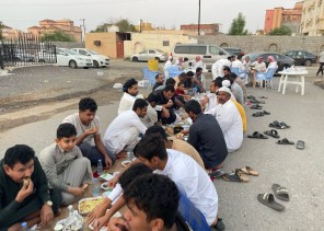 أهالي قرية الطرشية يجتمعون على مائدة إفطار رمضانية تعزز روح المحبة والتآخي