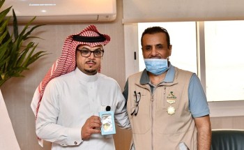 مدير صحة جدة يكرم طبيب قام بإيصال الدواء لمريض مقعد