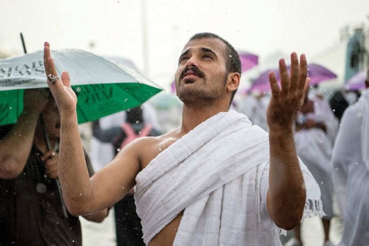 في مشهد مهيب.. ألسنة الحجاج تصدح بالدعاء تحت أمطار عرفات الغزيرة