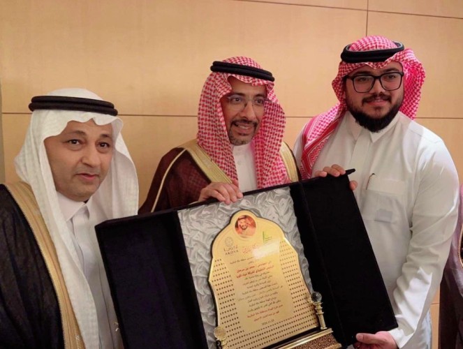 وزير الصناعة يكرم حامد سرحان بدرع تذكاري