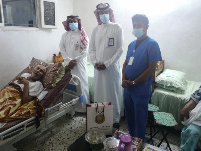 صحة جازان تعايد مرضى الرعاية الصحية  المنزلية بمنازلهم