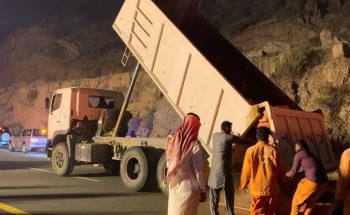 بلدية تنومة تستنفر جهودها إثر حالة الحريق التي تشهدها المحافظة