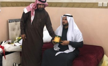 تلاحم الشمالية يقدم درعا للحبلاني لتبرعه بكليته لصديقه تلاحم الشمالية يقدم درعا للحبلاني لتبرعه بكليته لصديقه