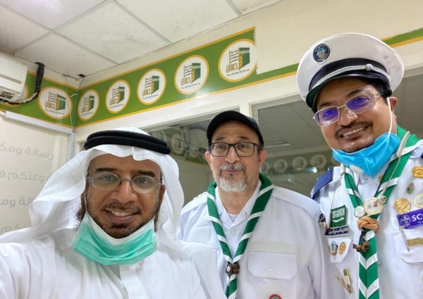 الاعلامي منصور نظام الدين يعاوده الحنين لارتداء الزي الكشفي لتوزيع السلال الغذائية الاعلامي منصور نظام الدين يعاوده الحنين لارتداء الزي الكشفي لتوزيع السلال الغذائية