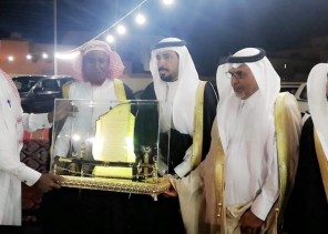 شيوخ واعيان الحائط يكرمون المحافظ ” عودة العودة” شيوخ واعيان الحائط يكرمون المحافظ ” عودة العودة”