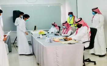 فريق تطوعي مع قادة المدارس يسلم شهادات الثانوية العامة بأملج