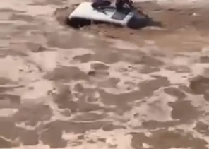 بالفيديو: السيول تحاصر سيارة “جيب” في وادي الدابية جنوب حائل .. والأهالي ينقذون قائدها ومرافقه بالفيديو: السيول تحاصر سيارة “جيب” في وادي الدابية جنوب حائل .. والأهالي ينقذون قائدها ومرافقه