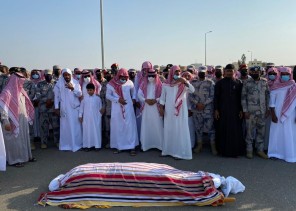 محافظ بيش يتقدم المصلين على جثمان الشهيد العريف “إسماعيل أحمد عارضي” محافظ بيش يتقدم المصلين على جثمان الشهيد العريف “إسماعيل أحمد عارضي”