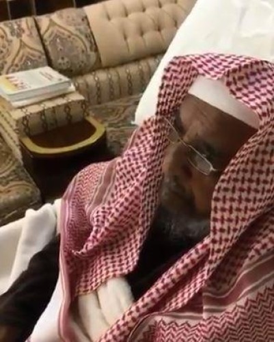 بالفيديو: مواطن ينشر فيديو لوالده المسن وهو يتلو القرآن الكريم.. وهذا ما أوصى به أبنائه