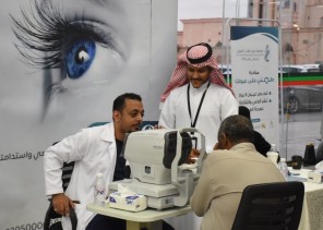 فريق عضد التطوعي يشارك جمعية عين لطب العيون في تنفيذ مبادرة “طمني على عيونك” بأحد المسارحة