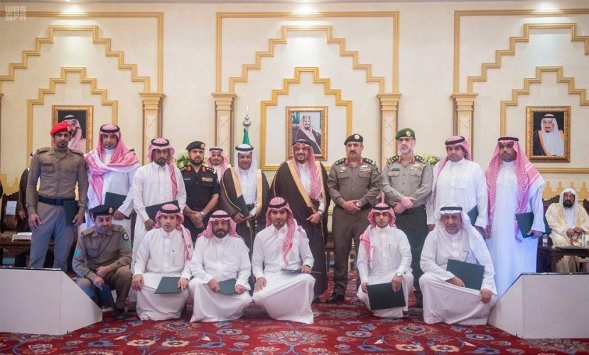 أمير القصيم يكرّم أعضاء لجنة السعودة
