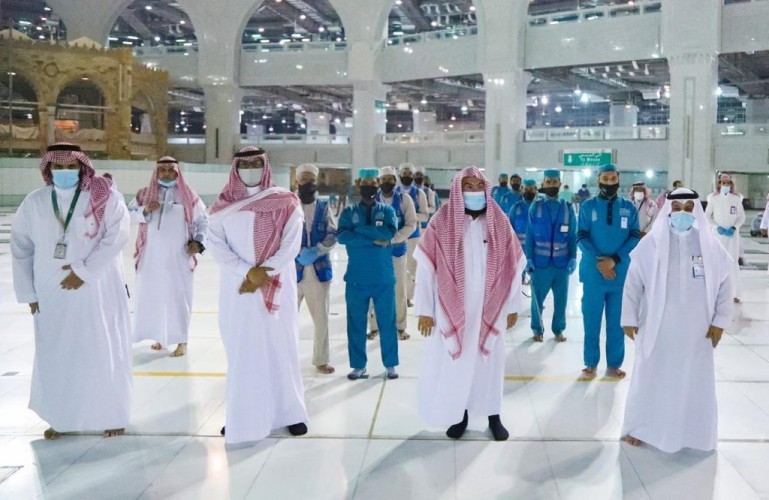 الرئيس العام خلال تفقده أعمال إدارتي التطهير والوقاية البيئية ومكافحة الأوبئة عملكم له فضل عظيم