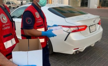 متطوعو الهلال الأحمر بالجوف يوزعون وجبات الإفطار على قائدي المركبات