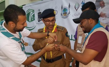 بالصور..تكريم عقيد بالدفاع المدني وابنه المشارك في كشافة الرياض
