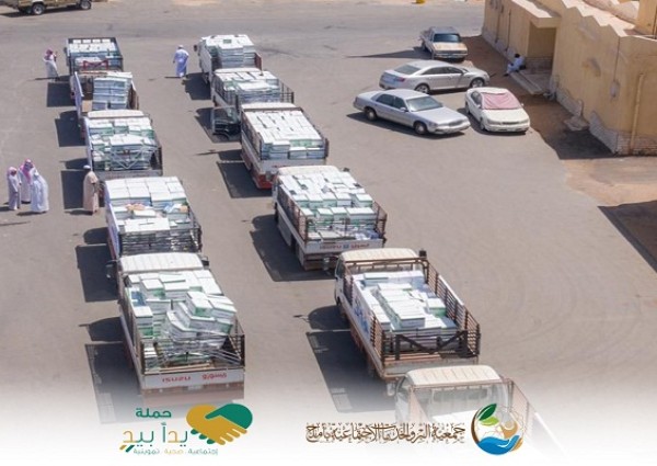 استمراراً للعطاء .. بر أملج تسير قافلة للمراكز في مبادرة “يداً بيد” استمراراً للعطاء .. بر أملج تسير قافلة للمراكز في مبادرة “يداً بيد”