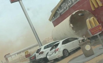 شاهد.. هبوب رياح عاصفة على ينبع.. وتضرر مبانٍ ومركبات