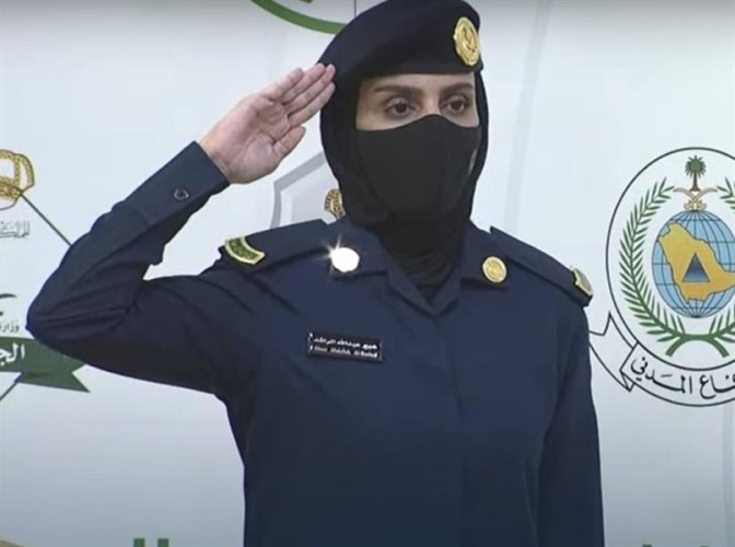 سابقة هي الأولى .. بالفيديو: جندية تقدم فعاليات المؤتمر الصحفي لقوات أمن الحج