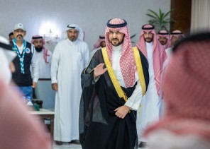 نائب أمير الشرقية يكرم المشاركين بمبادرة جمع واستزراع 100 ألف شتلة “مانجروف” بالقطيف نائب أمير الشرقية يكرم المشاركين بمبادرة جمع واستزراع 100 ألف شتلة “مانجروف” بالقطيف