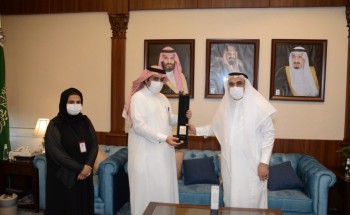 أمين الشرقية يكرم المتحدثين المشاركين في فعاليات أسبوع الإبداع البلدي بالأمانة أمين الشرقية يكرم المتحدثين المشاركين في فعاليات أسبوع الإبداع البلدي بالأمانة