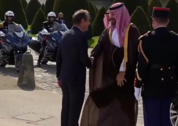 ولي العهد يصل ساحة الإنفاليد في باريس وسط استقبال رسمي حافل