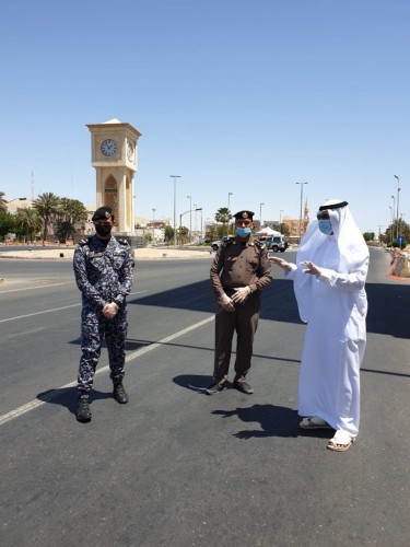محافظ أملج ميدانياً يتابع تطبيق الأجراءات الأحترازية ويهنئ رجال الأمن بالعيد