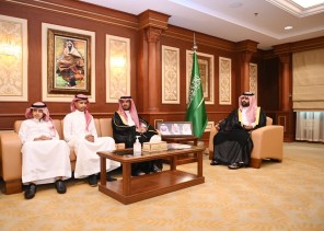 سمو نائب أمير جازان يكرم الطالبين مغفوري وصميلي لتحقيقهما مراكز متقدمة في مسابقة المهارات الثقافية سمو نائب أمير جازان يكرم الطالبين مغفوري وصميلي لتحقيقهما مراكز متقدمة في مسابقة المهارات الثقافية