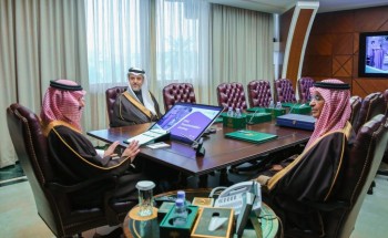 أمير الشرقية يتسلم تقريراً من التجمع الصحي الأول بالمنطقة أمير الشرقية يتسلم تقريراً من التجمع الصحي الأول بالمنطقة