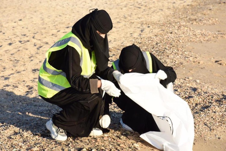 تحت رعاية أمير تبوك .. فريق تبوك البيئي وفريق الوجه التطوعي يشاركان في مبادرة ” شواطئنا نحميها”
