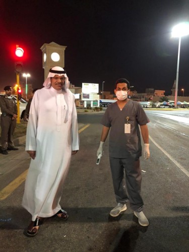 محافظ أملج يتفقد الأجهزة الأمنية المشاركة في تنفيذ أمر منع التجول