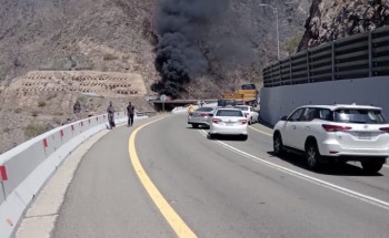 الهلال الأحمر بالباحة يباشر حادث تصادم مروع بين شاحنتين في عقبة الملك فهد باتجاه المخواه الهلال الأحمر بالباحة يباشر حادث تصادم مروع بين شاحنتين في عقبة الملك فهد باتجاه المخواه