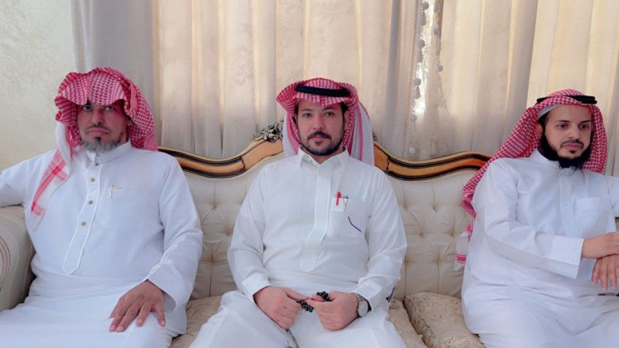 سلمي بن محمد بن خلف الشويلعي يستضيف عدداً من زملائه المعلمين بديوانه الخاص في بدع بن خلف ويقيم لهم مأدبة غداء