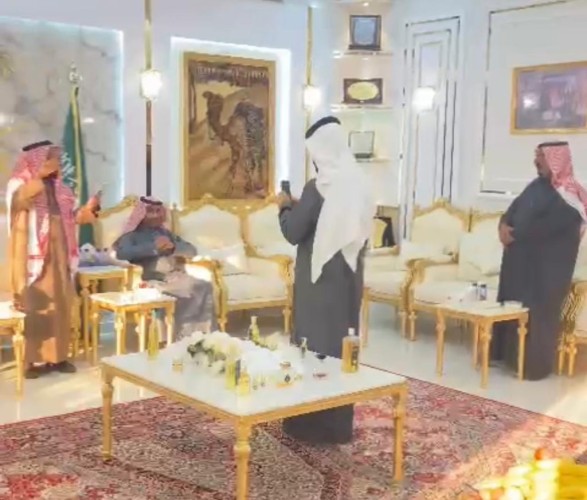 لمد جسور الألفة والتواصل وتثبيت العلاقات الأخوية .. الشاعر “ذويب الخياري” والأستاذ “حميد بن رابح بن مصلاب ” يزوران رجل الأعمال “ممدوح الشمري” في ديوانه الخاص بـ”حائل”