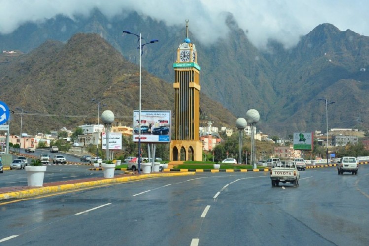 بعد تنبيهات الأرصاد .. بلدية رجال ألمع تدعو لتوخي الحذر