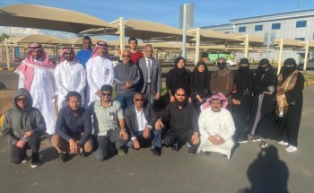 متطوعو جامعة الملك خالد وجمعية البر ووقف الوالدين ينفذون مبادرة تشجير في أبها بالتعاون مع كهرباء عسير