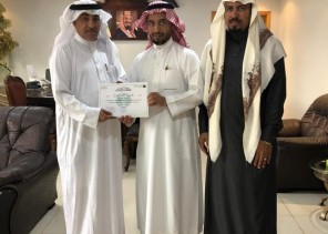 منتزة الأحساء الوطني تكرم الزميل زهير الغزال منتزة الأحساء الوطني تكرم الزميل زهير الغزال