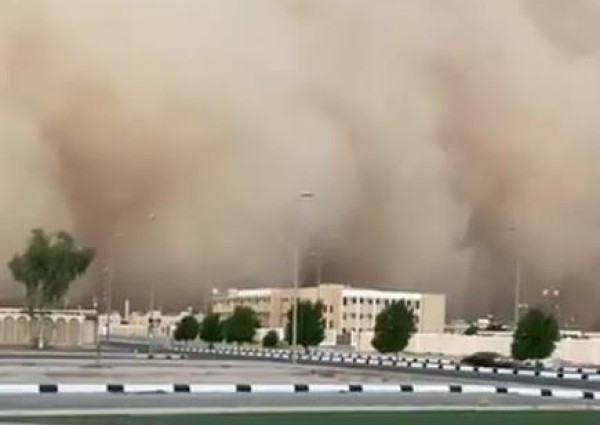 بالفيديو: عاصفة ترابية تحول نهار القصيم إلى ليل ! بالفيديو: عاصفة ترابية تحول نهار القصيم إلى ليل !