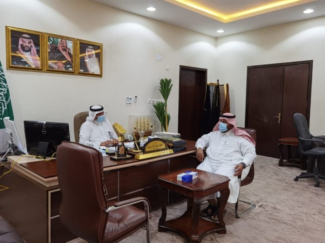 محافظ صامطة يبحث مع مدير مكتب التعليم بالمحافظة خطط العام الدراسي ١٤٤٢هـ