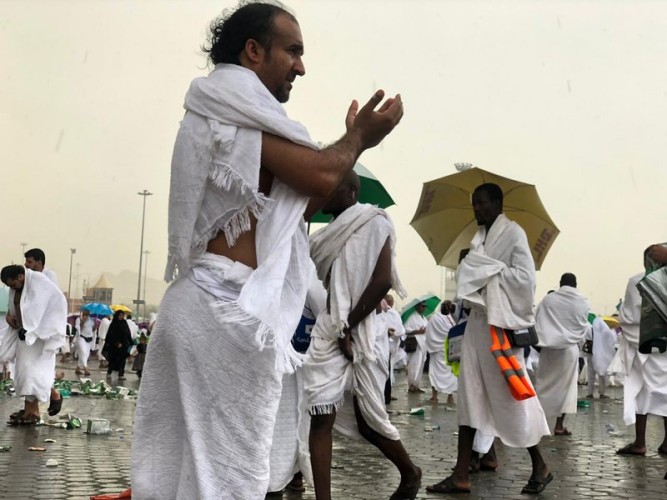 في مشهد مهيب وغاسلة للذنوب.. أمطار الرحمة تهطل على عرفات