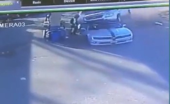 تطايرت في الهواء .. شاهد: سيارة مسرعة تقتحم محطة وقود بـ”القصيم” .. وهذا ما حدث لـ”عامل” المحطة! تطايرت في الهواء .. شاهد: سيارة مسرعة تقتحم محطة وقود بـ”القصيم” .. وهذا ما حدث لـ”عامل” المحطة!