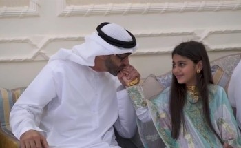 محمد بن زايد يزور طفلة بمنزلها ويقبل يدها (فيديو)