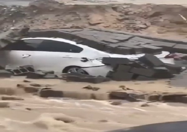 شاهد: سقوط بعض الاعمال الانشائية على عدد من السيارات في جدة شاهد: سقوط بعض الاعمال الانشائية على عدد من السيارات في جدة