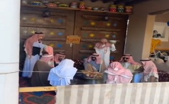 يرتدون الثوب والشماغ والعقال .. شاهد: تماثيل على هيئة أشخاص ومجسمات أطعمة تجسد العزائم قديماً في حي السرور بحائل