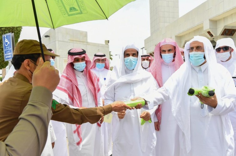 بالصور ..وزير الشؤون الإسلامية يتفقد مسجد التنعيم وجاهزية مرافقه ويطمئن على اكتمال الخدمات