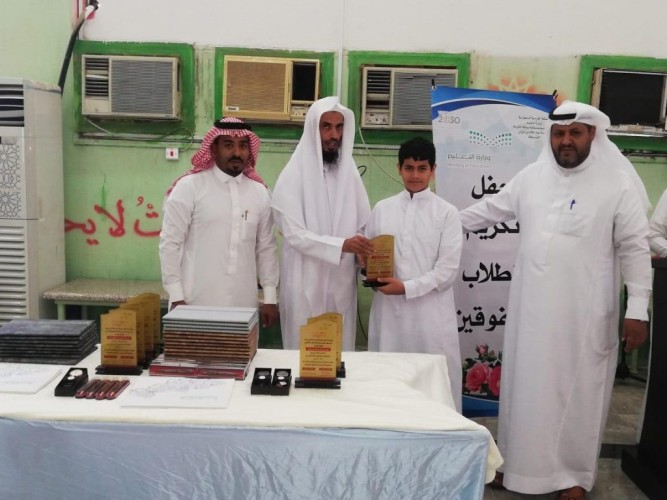 بحضور قائد مدرسة عبدالملك بن مروان .. تكريم 46 طالباً متفوقاً بـ “تعليم مكة “