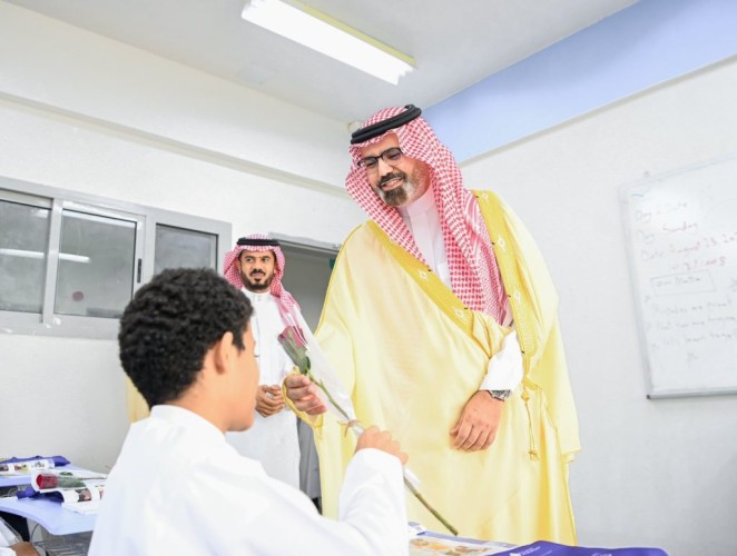 نائب أمير جازان يطّلع على مبادرة خُطى لجمعية حرف التعليمية .