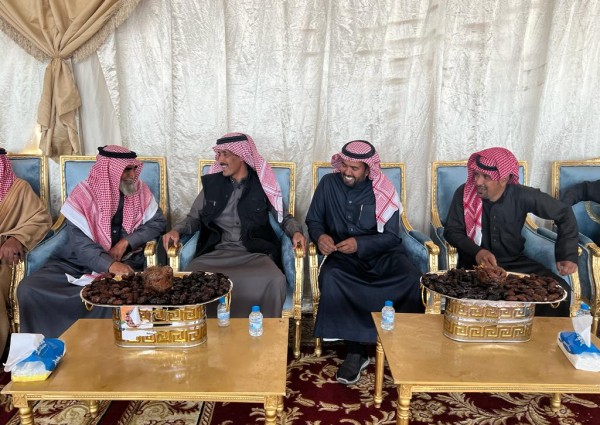«راعي وادي النعم سليمان بن عناضل وأخوانه» يُهدي قعدان لـ عبد الرحمن بن براك وفهد بن ناهس تكريمًا لجهودهم في جادة حائل للإبل «راعي وادي النعم سليمان بن عناضل وأخوانه» يُهدي قعدان لـ عبد الرحمن بن براك وفهد بن ناهس تكريمًا لجهودهم في جادة حائل للإبل