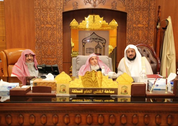سماحة المفتي ونائبه يستقبلان مدير فرع عسير عقب صدور قرار تكليفه سماحة المفتي ونائبه يستقبلان مدير فرع عسير عقب صدور قرار تكليفه