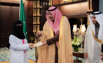 أمير الباحة يكرّم مواطنة أنقذت مصاباً في حـادث سير أمير الباحة يكرّم مواطنة أنقذت مصاباً في حـادث سير